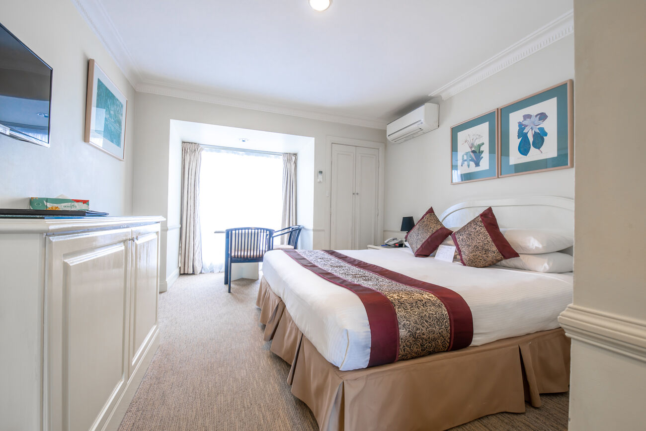 Standard Queen Room Twin Towers Inn